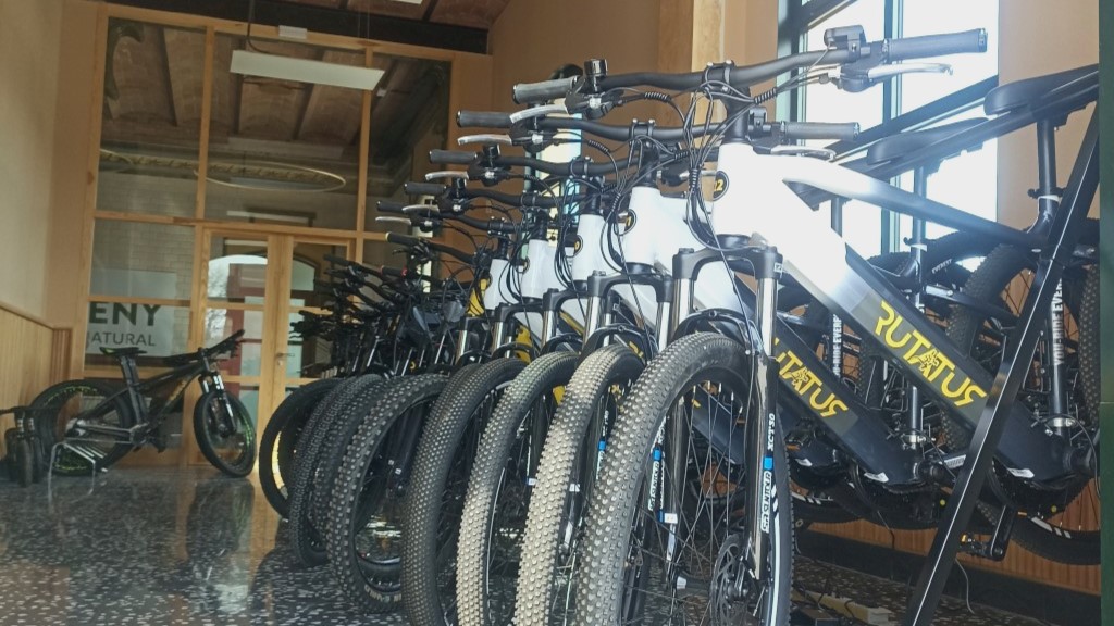 Foto: Rutatur. Espai de lloguer de bicicletes a l'estació de tren de Santa Maria de Palautordera.