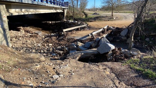 Foto: Tourdera. Accés malmès a la passera sobre la riera de Fuirosos.
