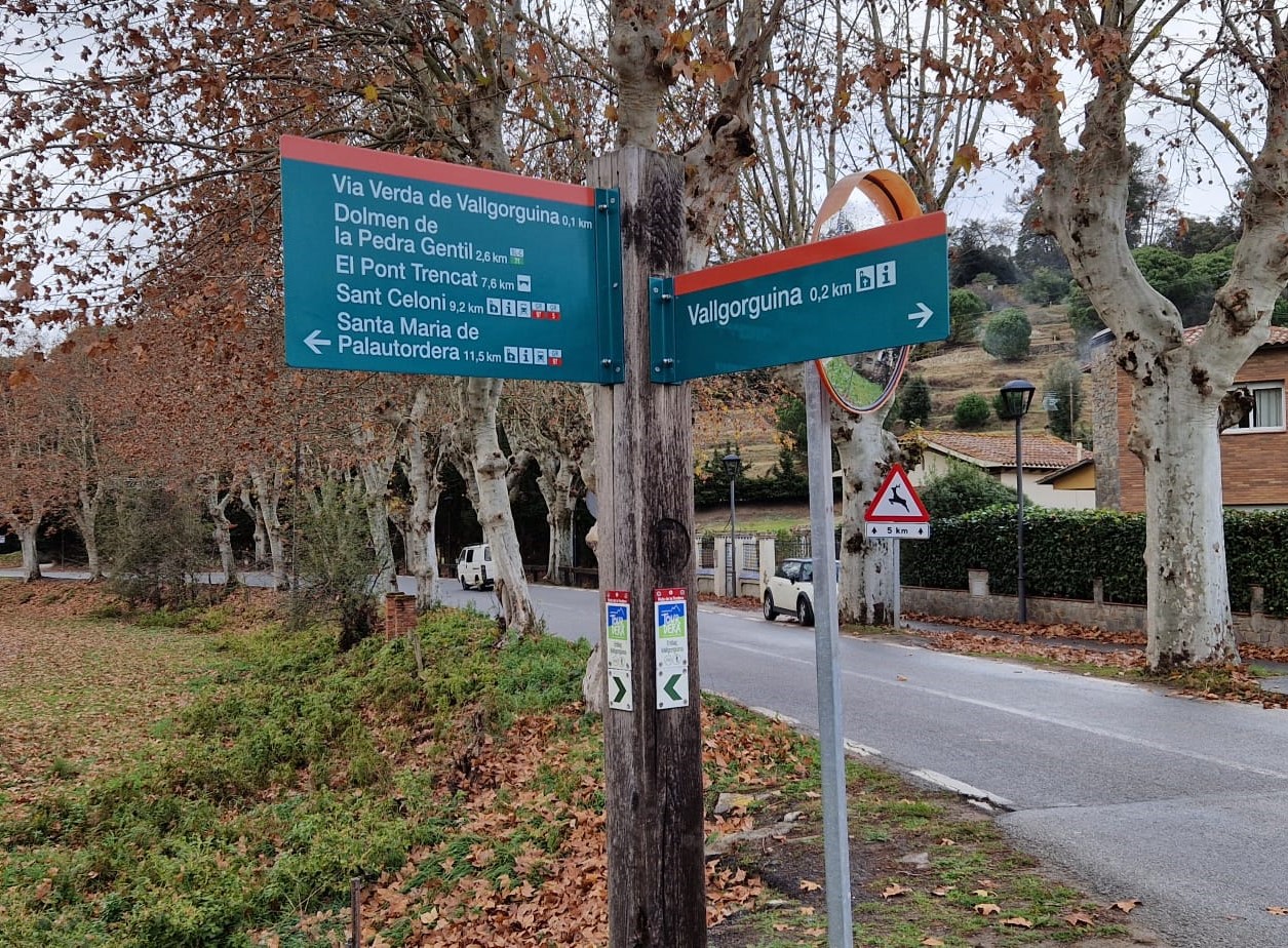 Foto: Tourdera. Actuacions de millora de la senyalització a Vallgorguina.