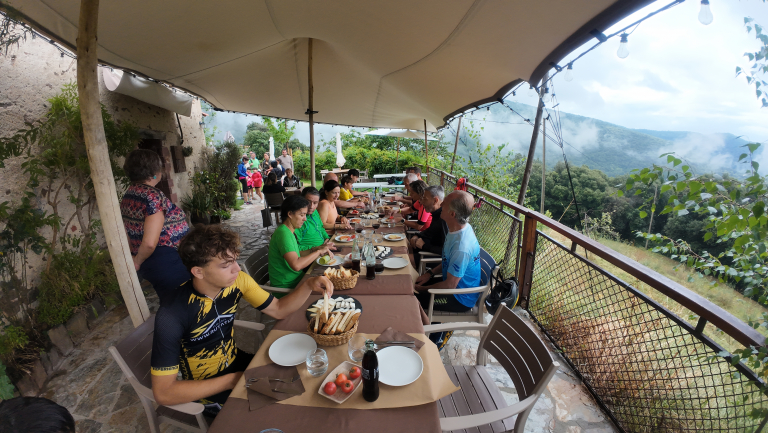 Foto: Degustació a la Formatgeria del Montseny durant l'activitat La Cabronada 2024.