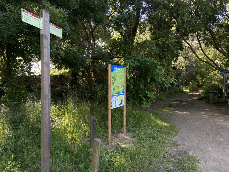 Foto: Tourdera. Plafó de la ruta a l'inici del camí que porta a la Desembocadura de la Tourdera a Malgrat de Mar.