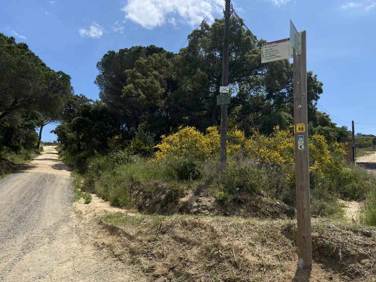 Foto: Tourdera. Suport de senyalització a la modificació de traçat realitzada a Palafolls.